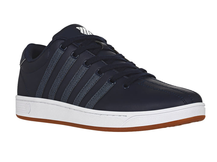 Tenis K-Swiss azul marino con suela blanca y marrón, diseño deportivo de corte bajo.