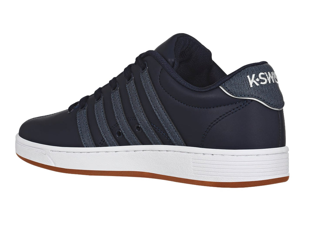 Tenis K-Swiss azul marino con suela blanca y marrón, diseño deportivo de corte bajo.