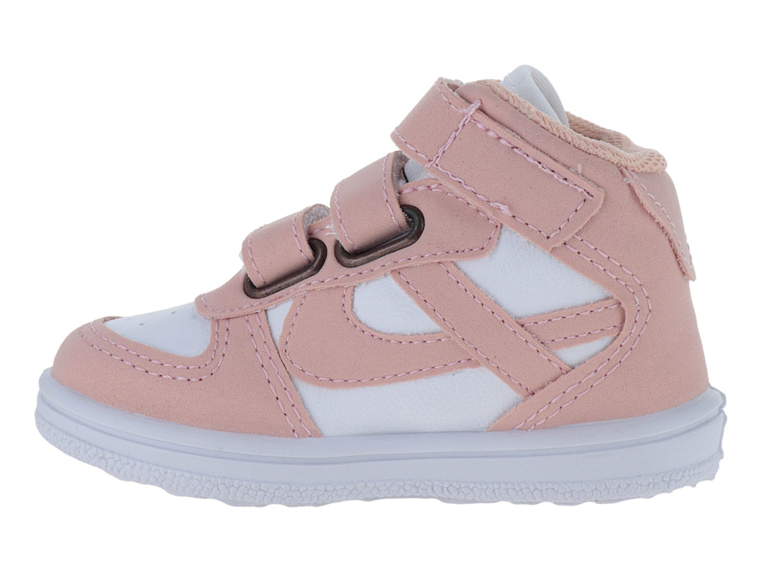 Tenis infantiles color rosa y blanco con tres correas de velcro y suela blanca.