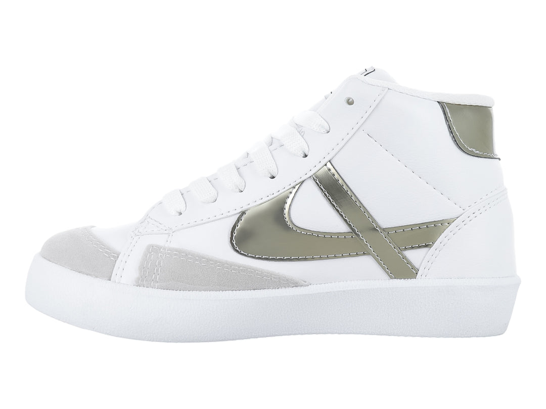 Tenis blancos marca Panam con detalles en color oro y gris, suela blanca y cordones.