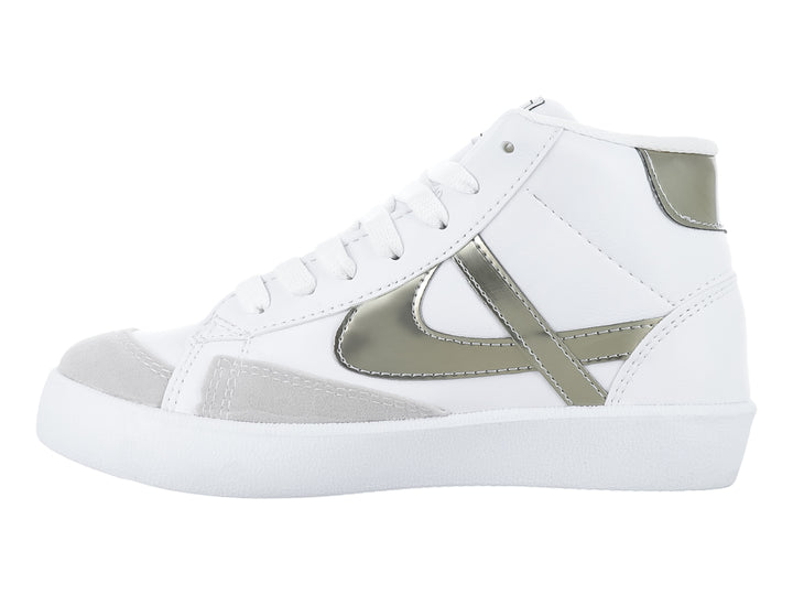 Tenis blancos marca Panam con detalles en color oro y gris, suela blanca y cordones.
