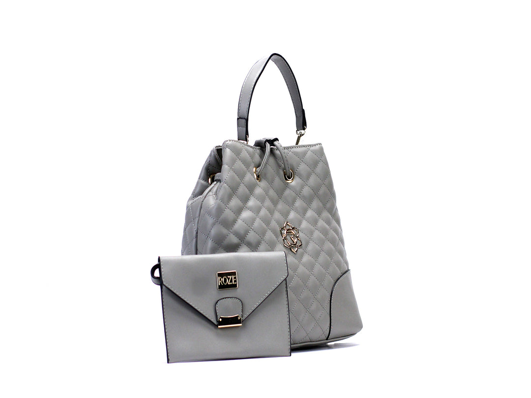 Set de bolso de hombro y cartera pequeña en color gris con textura acolchada y detalles dorados.