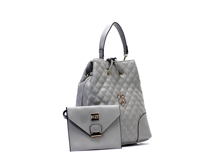 Set de bolso de hombro y cartera pequeña en color gris con textura acolchada y detalles dorados.