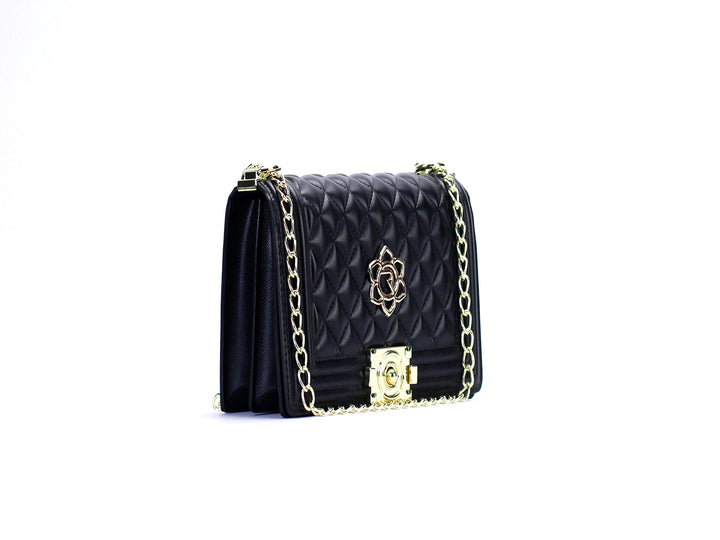 Bolso de hombro color negro con textura acolchada, cadena dorada y cierre metálico decorativo.