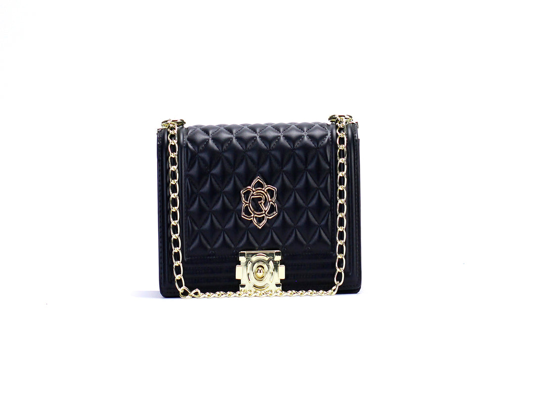 Bolso de hombro color negro con textura acolchada, cadena dorada y cierre metálico decorativo.
