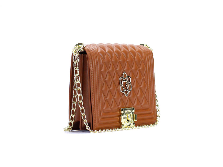 Bolso de hombro marrón con textura acolchada, cadena dorada y cierre metálico decorativo.