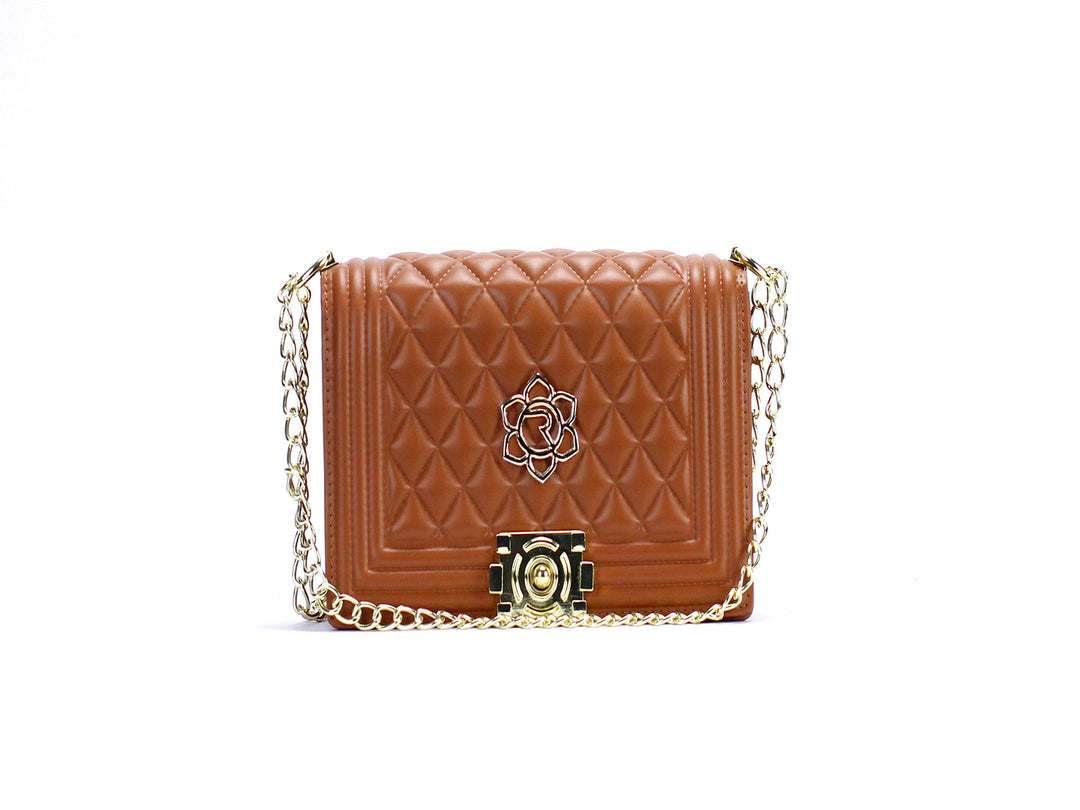 Bolso de hombro marrón con textura acolchada, cadena dorada y cierre metálico decorativo.