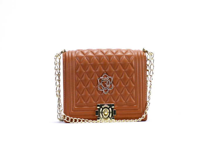 Bolso de hombro marrón con textura acolchada, cadena dorada y cierre metálico decorativo.