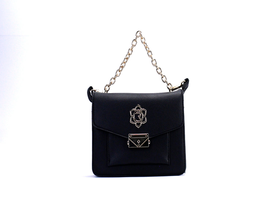 Bolso de hombro color negro con textura rugosa, cadena dorada y detalle ornamental metálico en la solapa.