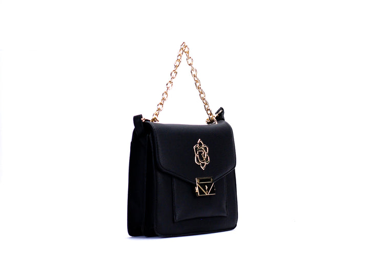 Bolso de hombro color negro con textura rugosa, cadena dorada y detalle ornamental metálico en la solapa.