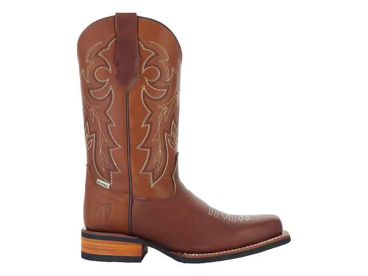 Bota vaquera de piel color habana para hombre con detalles bordados y suela negra.