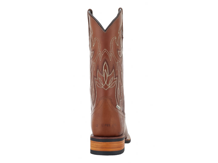 Bota vaquera de piel color habana para hombre con detalles bordados y suela negra.