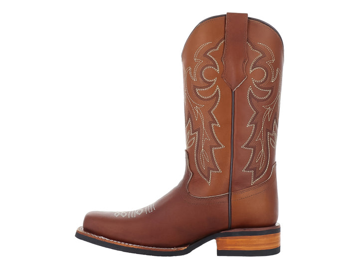 Bota vaquera de piel color habana para hombre con detalles bordados y suela negra.
