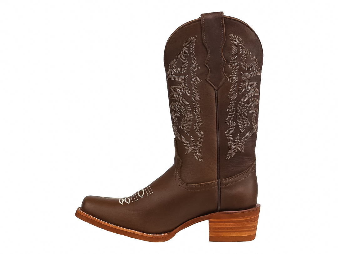 Bota vaquera para mujer color olivo grasso con detalles bordados y tacón marrón.