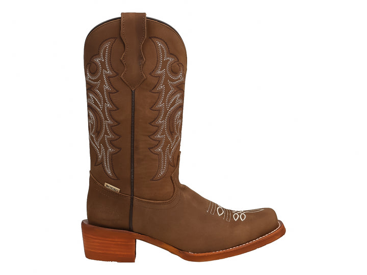 Bota vaquera para mujer color avellana con bordados decorativos y tacón cuadrado.