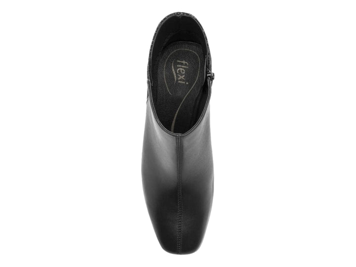 Botín Flexi para mujer en color negro, con tacón grueso y combinación de piel lisa y texturizada.