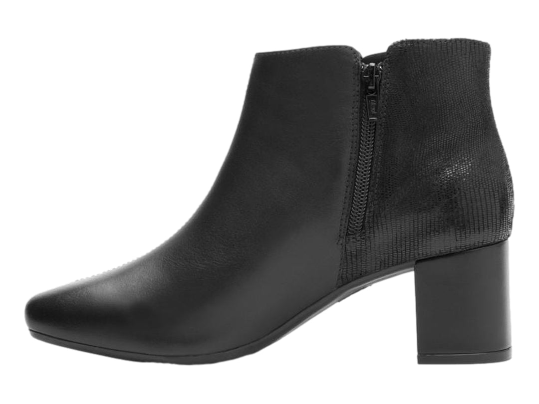 Botín Flexi para mujer en color negro, con tacón grueso y combinación de piel lisa y texturizada.