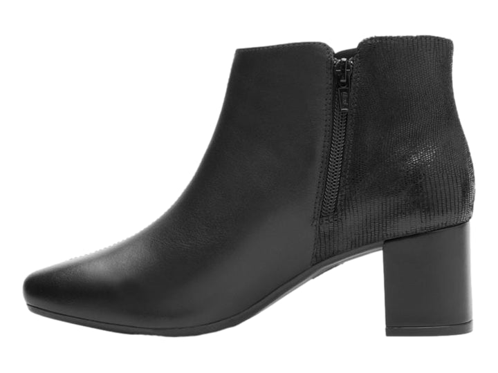 Botín Flexi para mujer en color negro, con tacón grueso y combinación de piel lisa y texturizada.