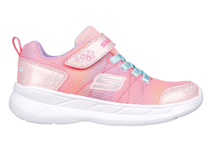 Tenis deportivos Skechers para niña en color rosa con detalles multicolores, cierre de velcro y suela blanca.