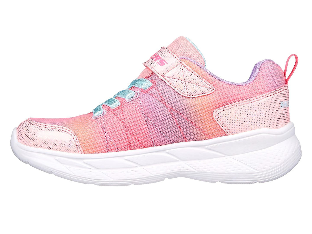 Tenis deportivos Skechers para niña en color rosa con detalles multicolores, cierre de velcro y suela blanca.