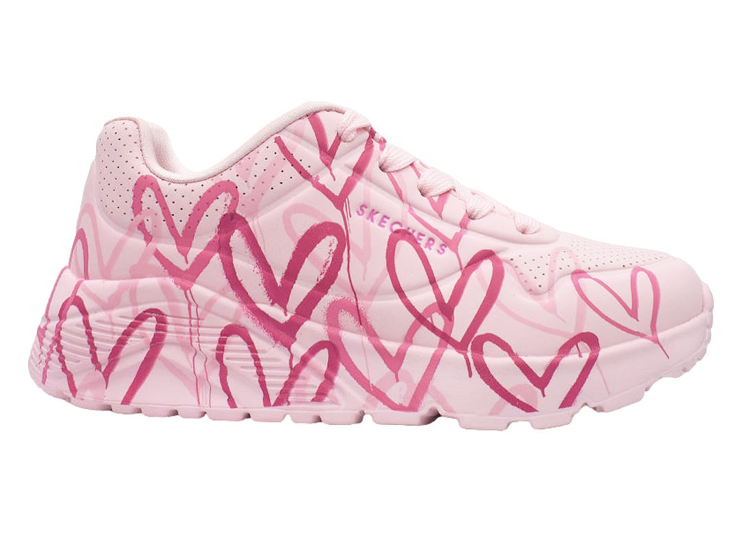 Tenis Skechers color rosa con estampado de corazones fucsias para niña.