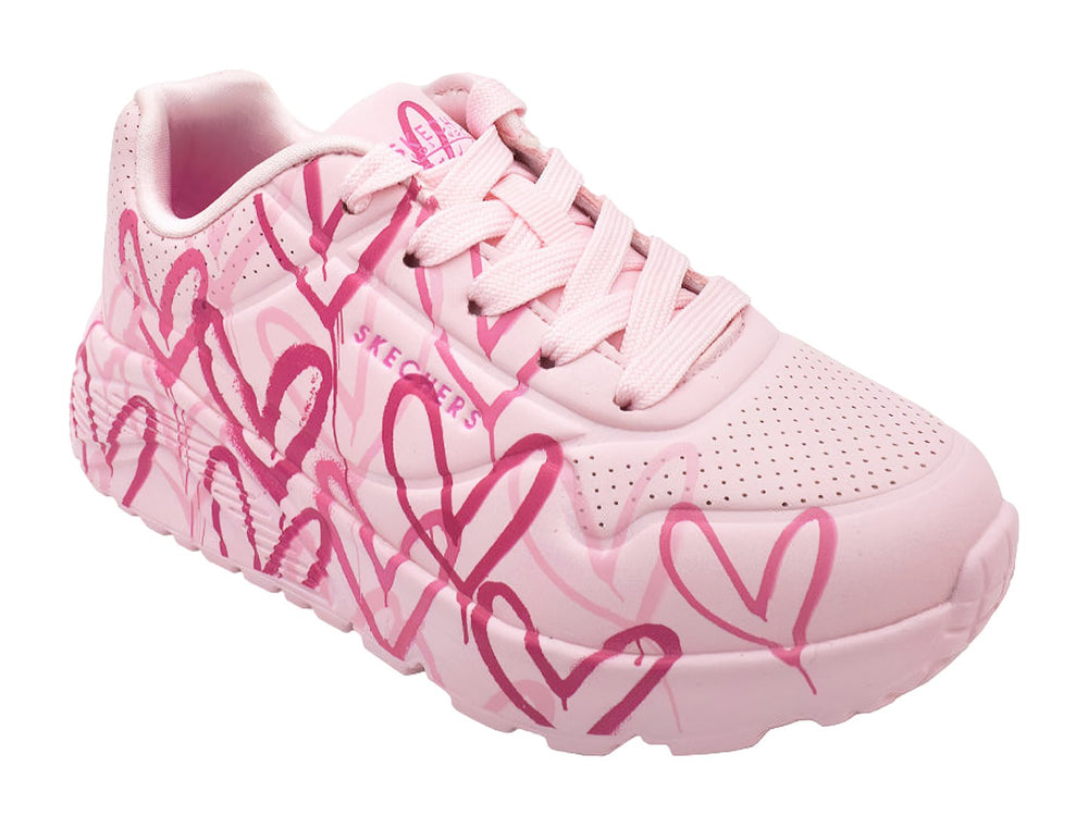 Tenis Skechers color rosa con estampado de corazones fucsias para niña.