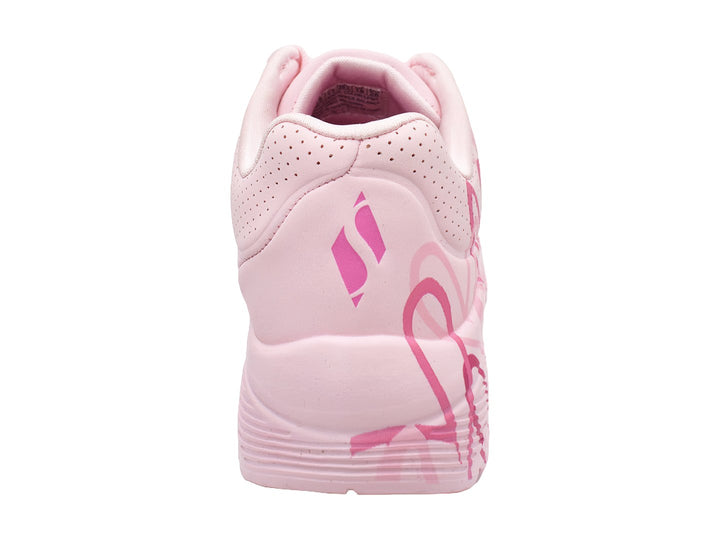 Tenis Skechers color rosa con estampado de corazones fucsias para niña.