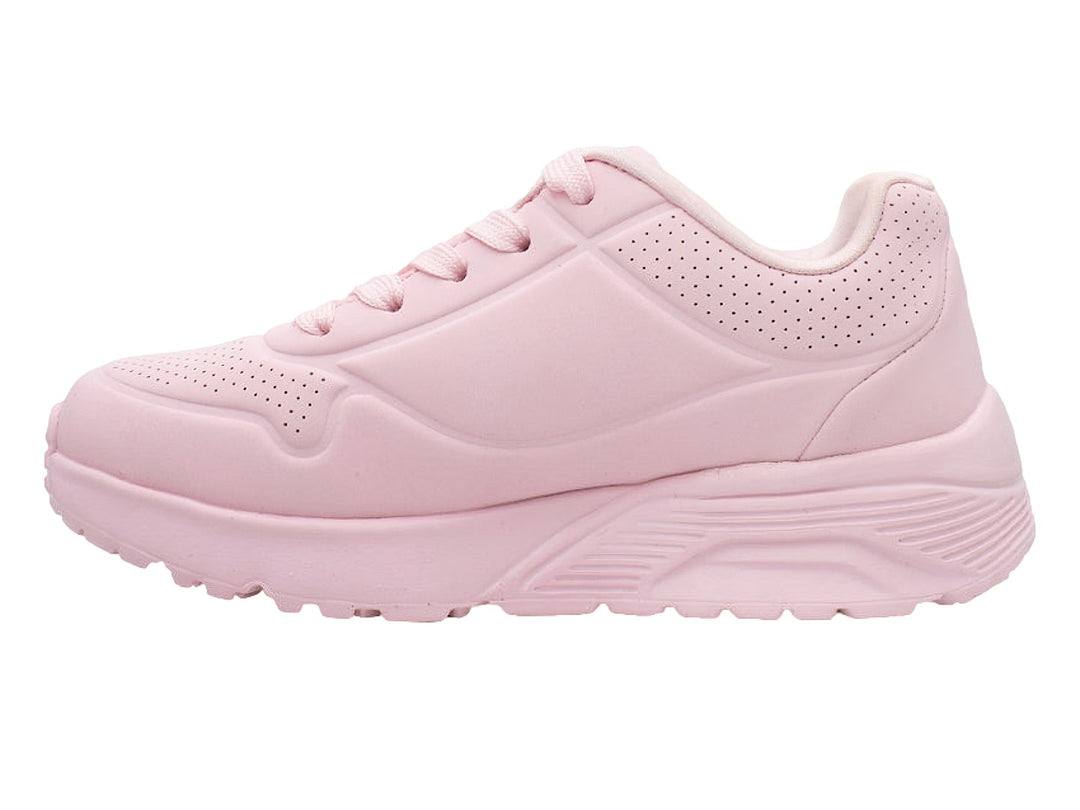 Tenis Skechers color rosa con estampado de corazones fucsias para niña.