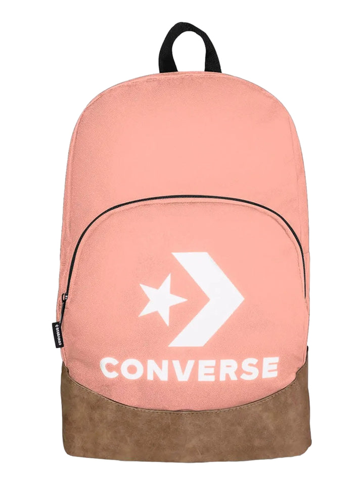 Mochila escolar Converse color coral con base marrón y logotipo blanco frontal.