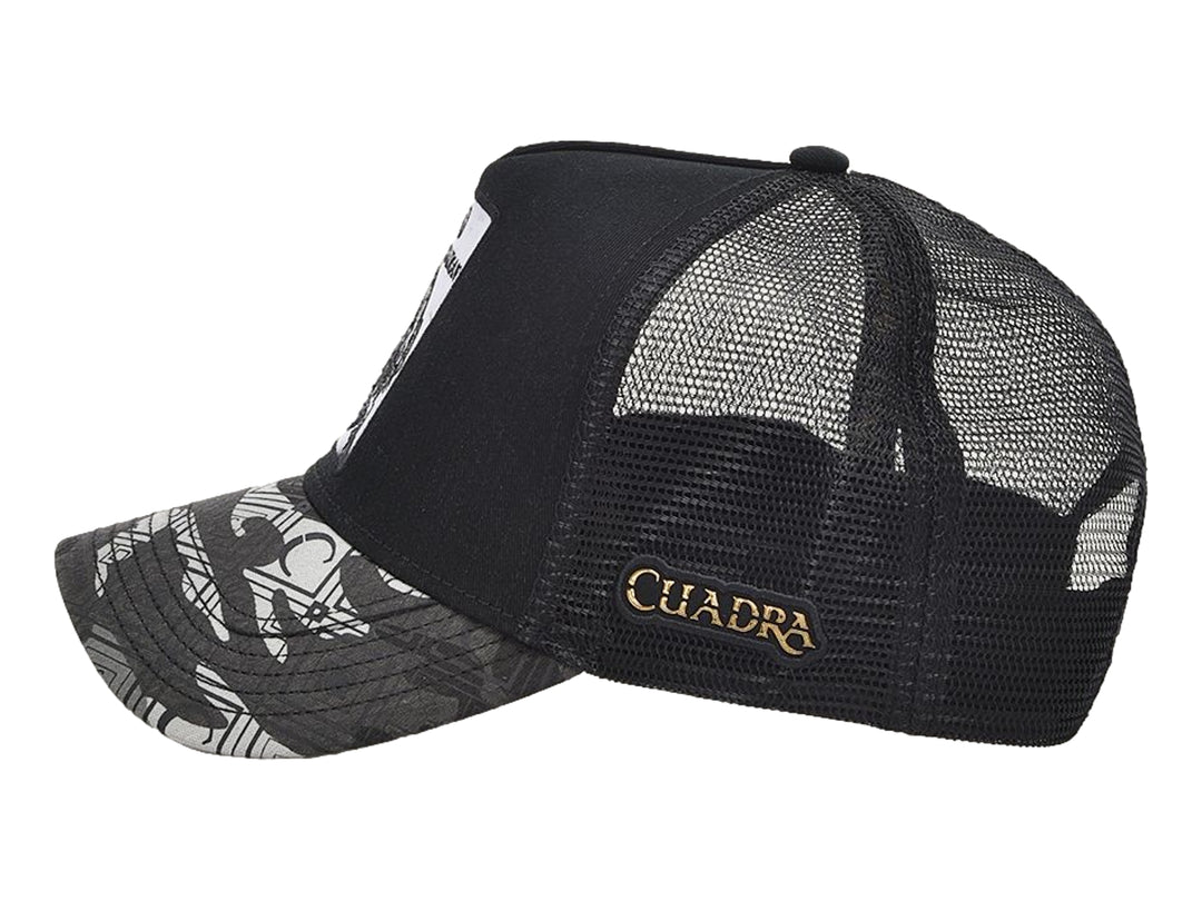 Gorra negra de marca Cuadra con parche frontal de caimán y visera en tonos grises.