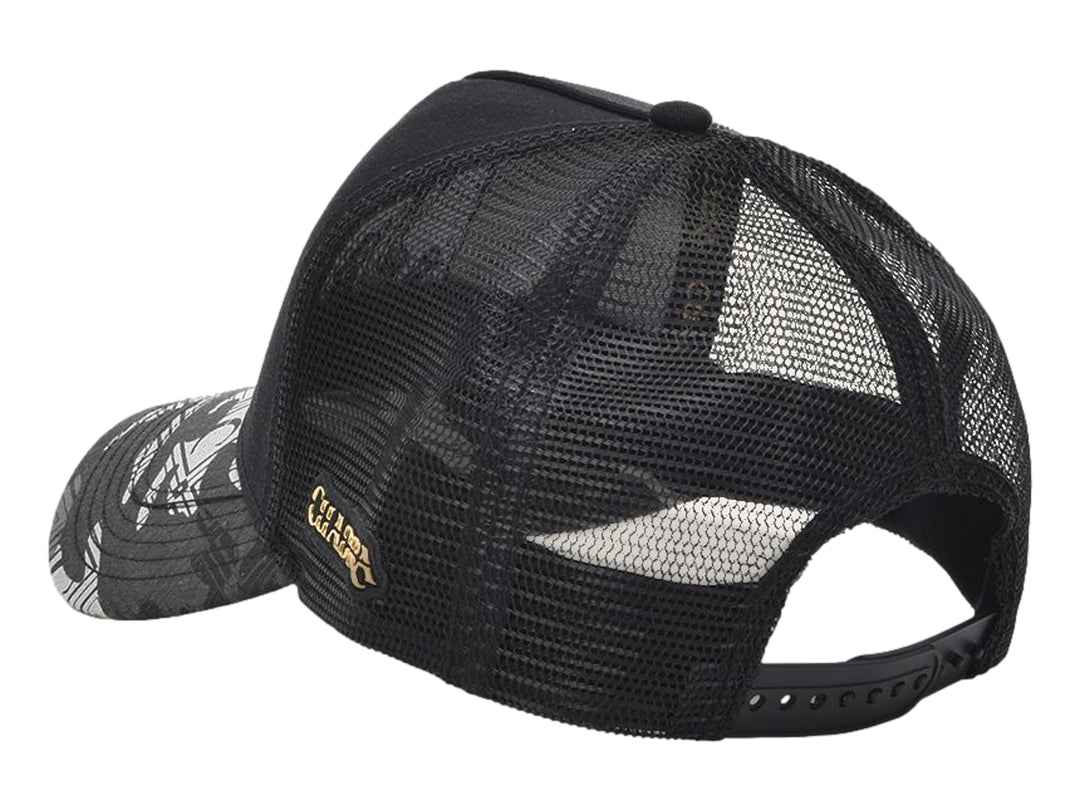 Gorra negra de marca Cuadra con parche frontal de caimán y visera en tonos grises.