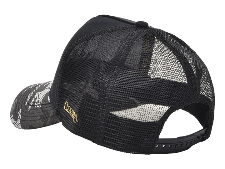 Gorra negra de marca Cuadra con parche frontal de caimán y visera en tonos grises.