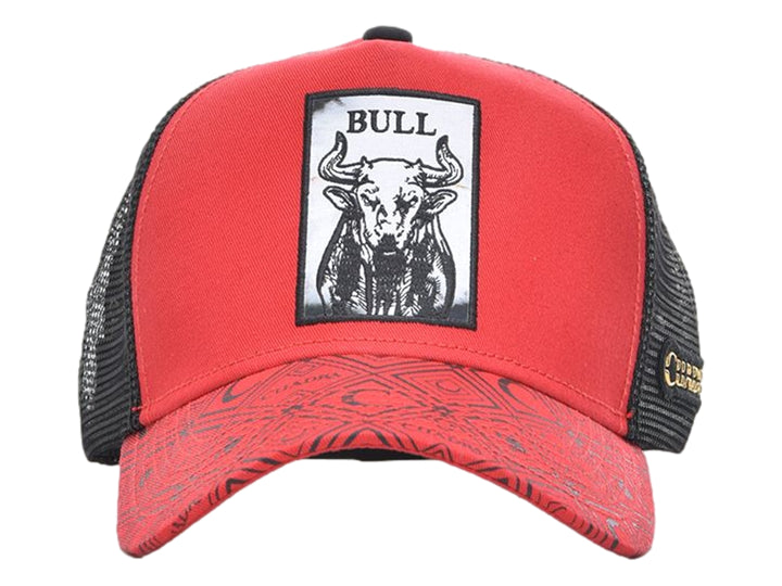 Gorra snapback roja y negra con parche frontal de un toro y la palabra BULL, visera con estampado geométrico.