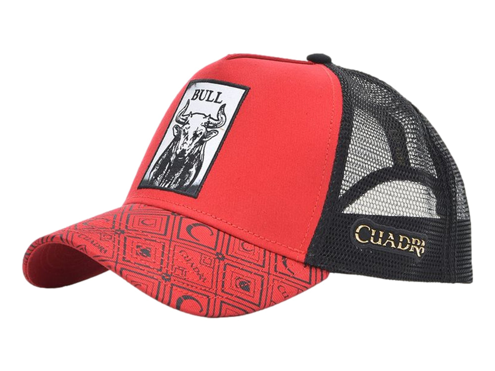 Gorra snapback roja y negra con parche frontal de un toro y la palabra BULL, visera con estampado geométrico.