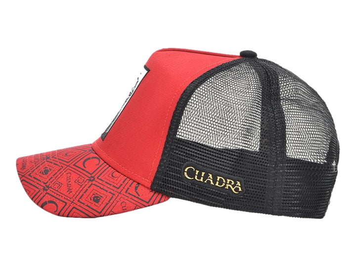 Gorra snapback roja y negra con parche frontal de un toro y la palabra BULL, visera con estampado geométrico.