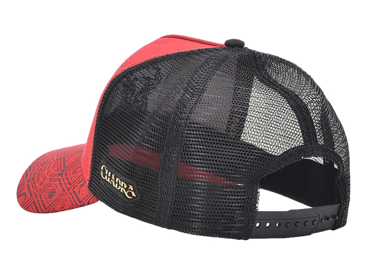 Gorra snapback roja y negra con parche frontal de un toro y la palabra BULL, visera con estampado geométrico.