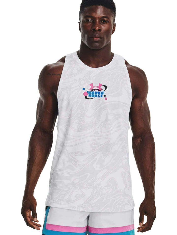 Hombre vistiendo camiseta sin mangas blanca de Under Armour con gráfico frontal y patrón sutil en gris.
