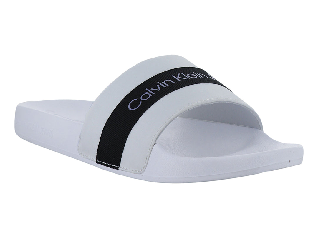 Sandalia blanca de Calvin Klein con una banda negra central y logotipo.