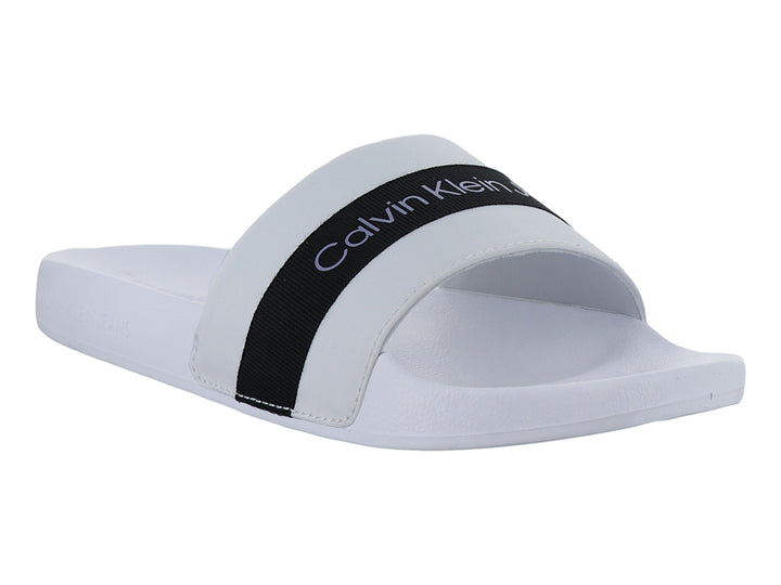 Sandalia blanca de Calvin Klein con una banda negra central y logotipo.