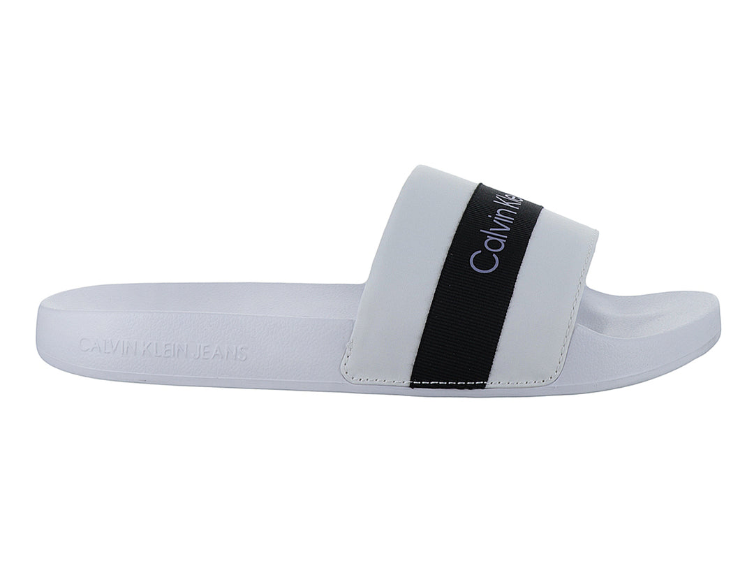Sandalia blanca de Calvin Klein con una banda negra central y logotipo.