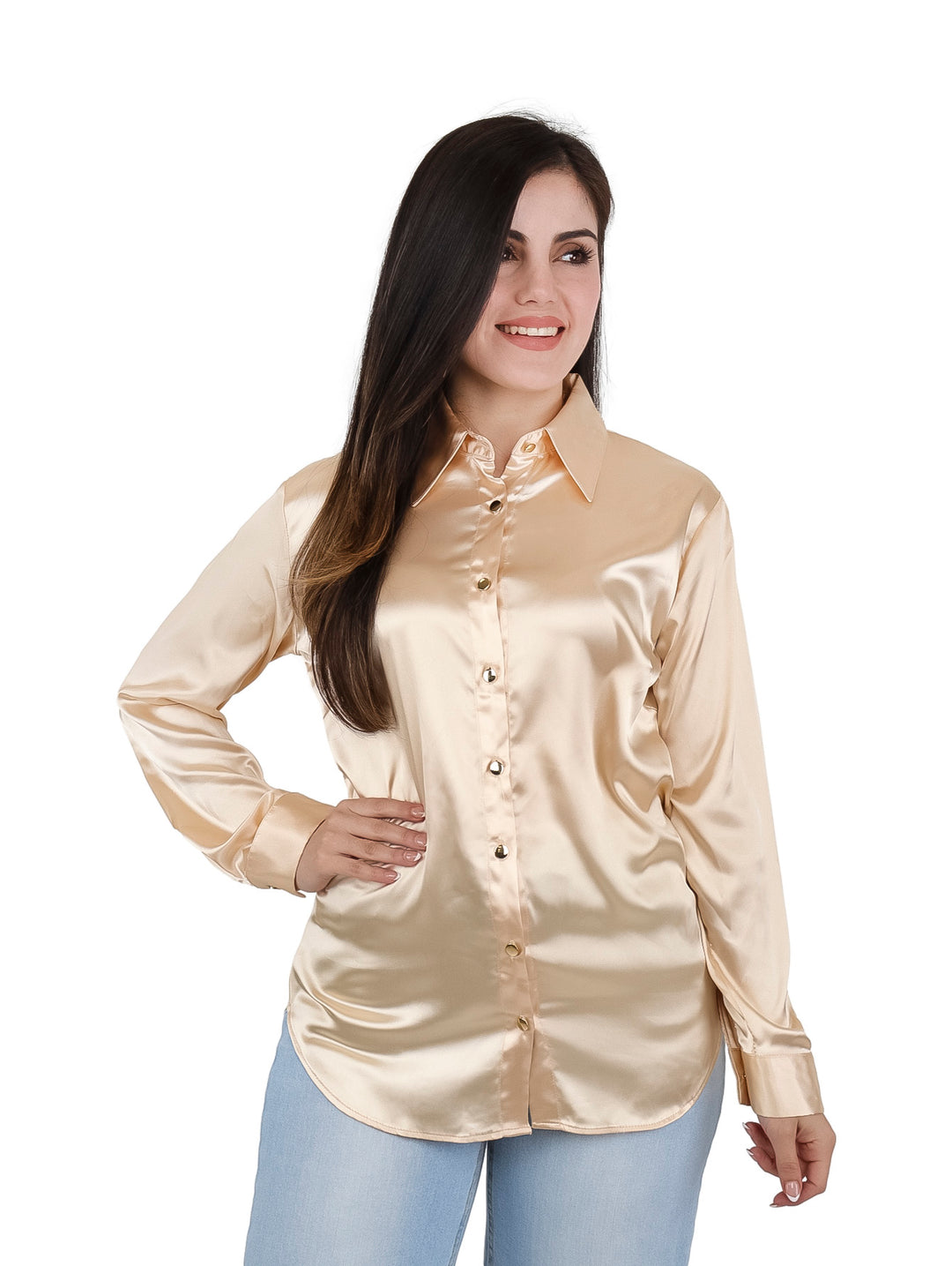 Mujer vistiendo una camisa de satín color beige de manga larga con botones frontales.