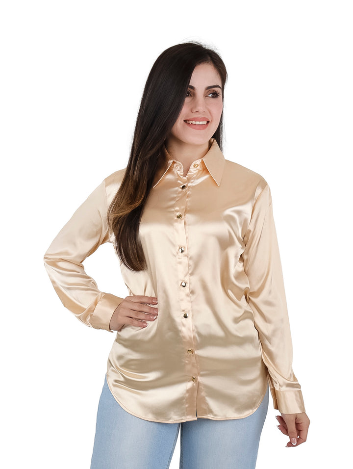 Mujer vistiendo una camisa de satín color beige de manga larga con botones frontales.