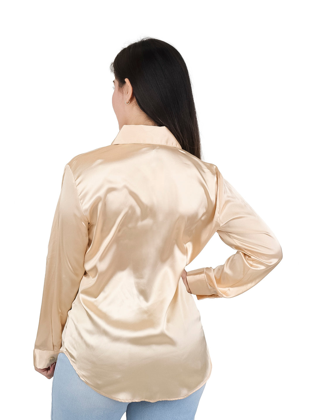 Mujer vistiendo una camisa de satín color beige de manga larga con botones frontales.