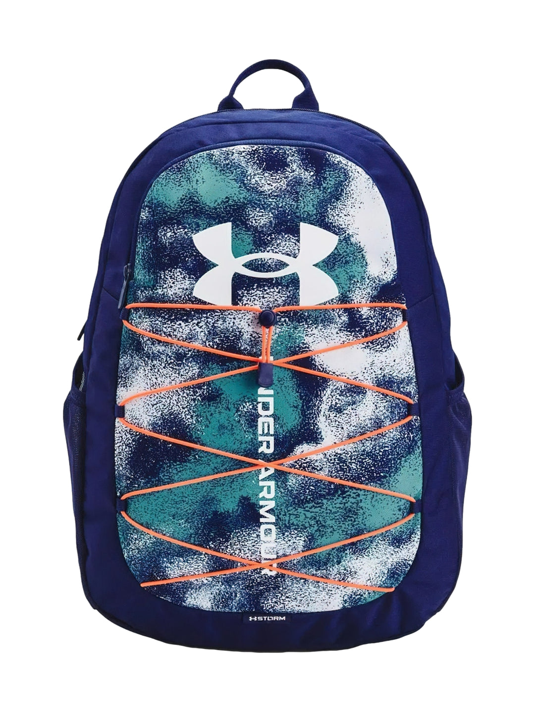 Mochila deportiva Under Armour en color azul con estampado multicolor y cordones frontales naranjas.