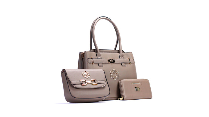 Set de tres piezas marca ROZE en color taupe que incluye bolso de hombro, bolso pequeño y cartera con detalles dorados.