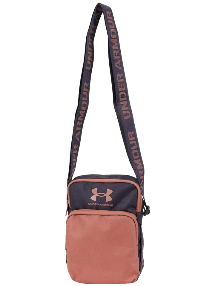 Bolsa de hombro Under Armour Loudon Crossbody en colores negro y rosa con correa ancha logotipada.