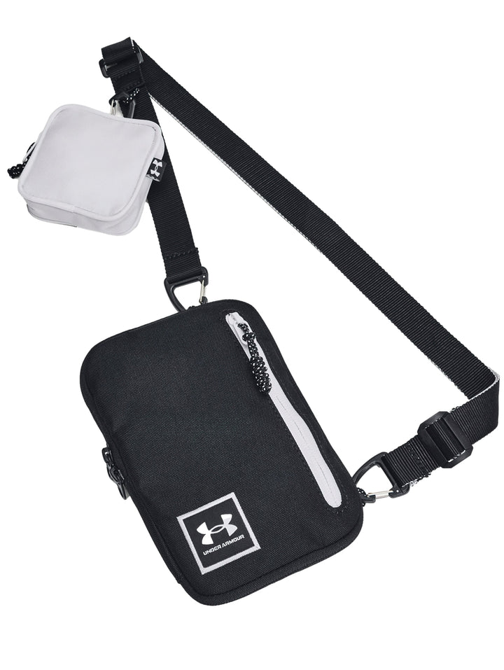 Bolso crossbody Under Armour color negro con detalles en blanco y un pequeño estuche adjunto a la correa.