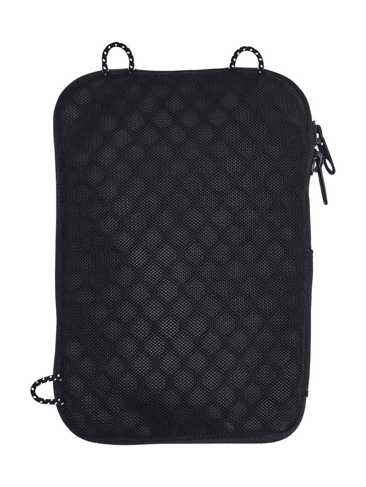Bolso crossbody Under Armour color negro con detalles en blanco y un pequeño estuche adjunto a la correa.