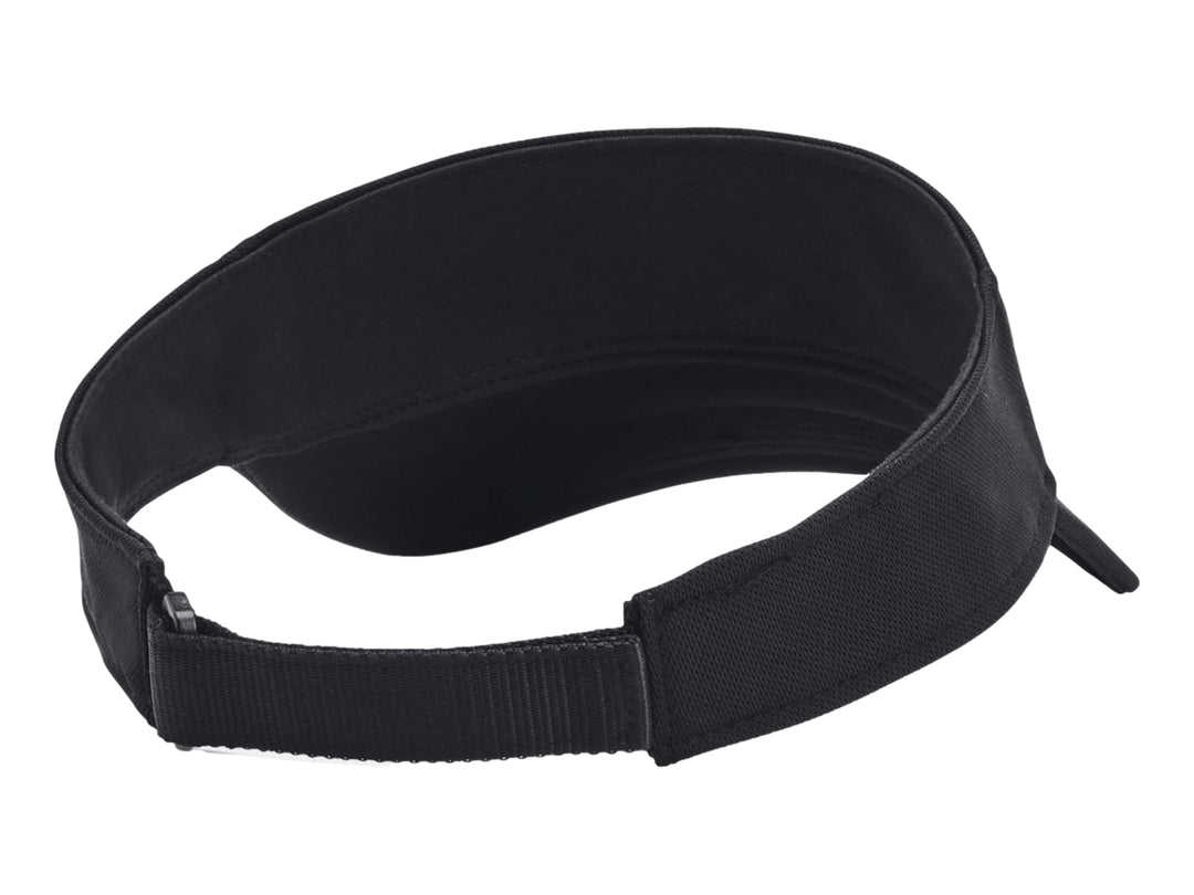 Visera deportiva Under Armour de color negro con logotipo blanco frontal.