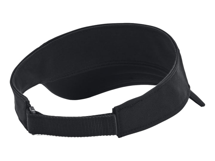 Visera deportiva Under Armour de color negro con logotipo blanco frontal.